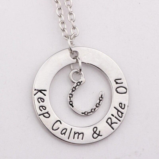 Collier Pendentif "Keep Calm And Ride On Horse" et "Fer à cheval" - Pegasus-square