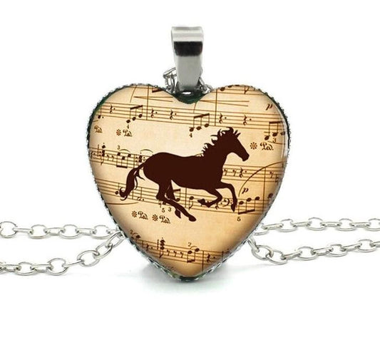 Pendentif fantaisie en verre Cheval sur partition de musique - Pegasus-square